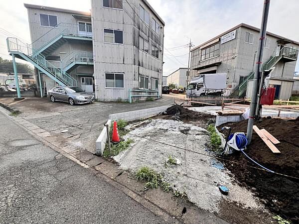 前面道路を含めた現地写真です。