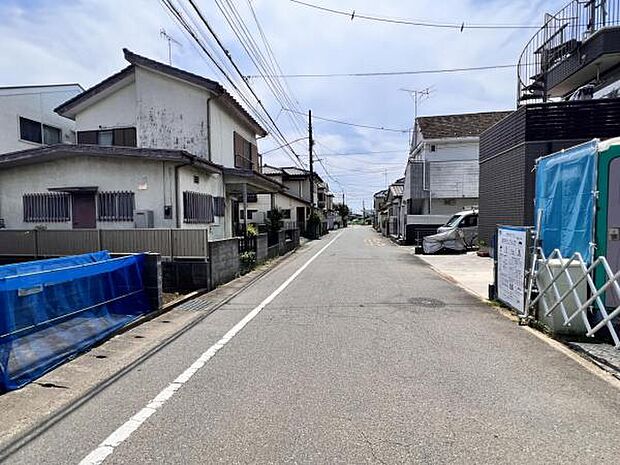 前面道路を含めた現地写真です。