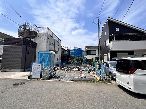 前面道路を含めた現地写真です。