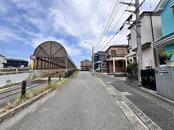 前面道路を含めた現地写真です。