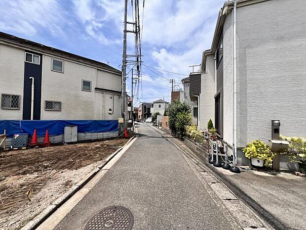 前面道路を含めた現地写真です。