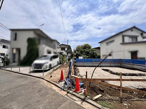 前面道路を含めた現地写真です。