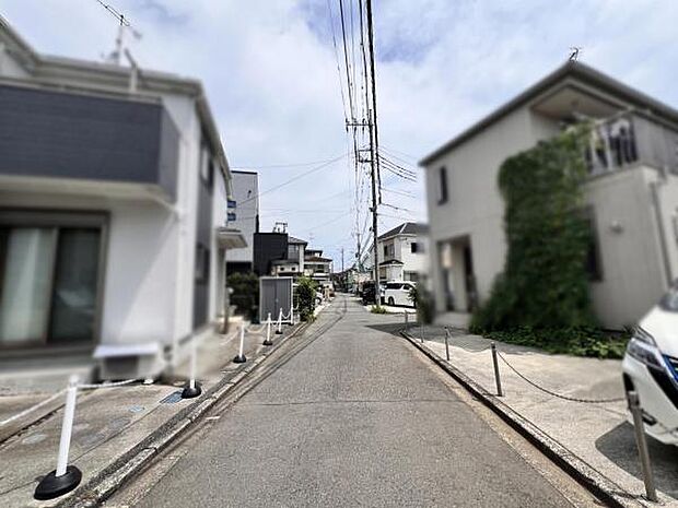 前面道路を含めた現地写真です。