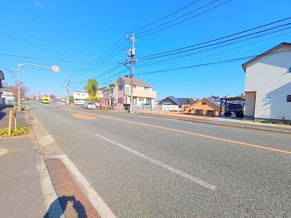 前面道路を含めた現地写真です。