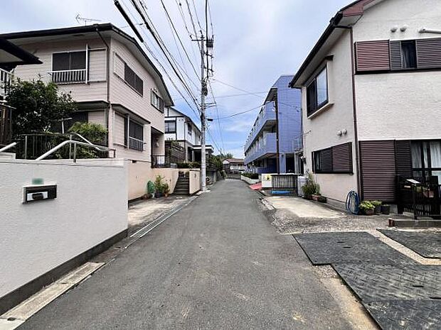 前面道路を含めた現地写真です。