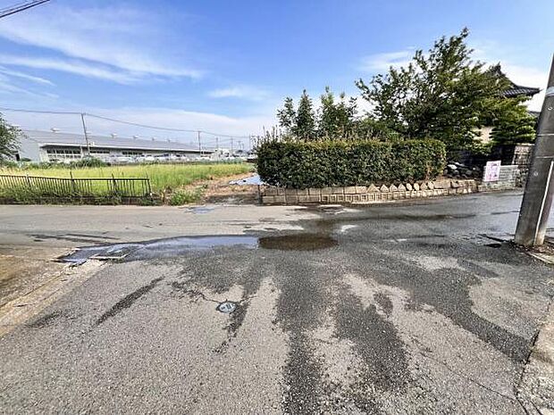 前面道路を含めた現地写真です。