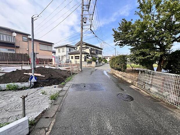 前面道路を含めた現地写真です。