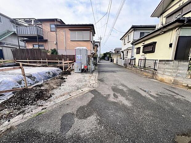 前面道路を含めた現地写真です。