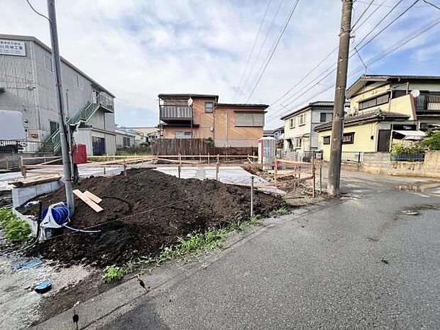 前面道路を含めた現地写真です。