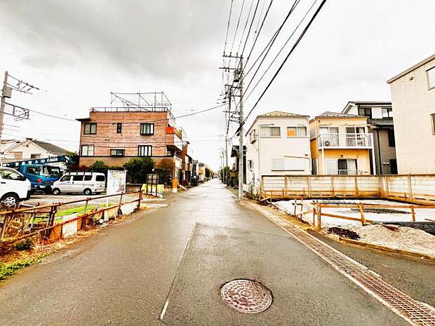 前面道路を含めた現地写真です。