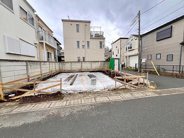 前面道路を含めた現地写真です。