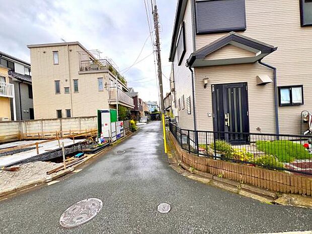 前面道路を含めた現地写真です。