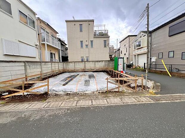 前面道路を含めた現地写真です。