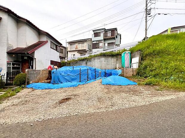 前面道路を含めた現地写真です。