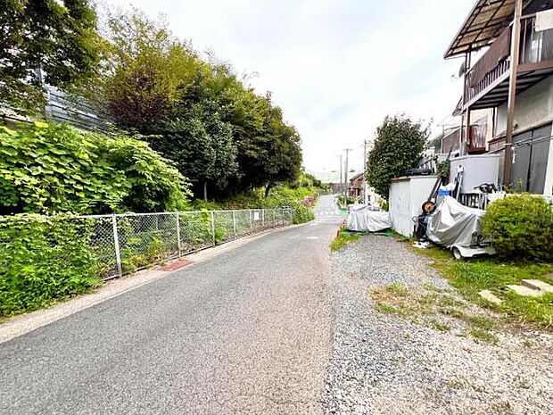 前面道路を含めた現地写真です。