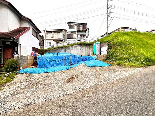 前面道路を含めた現地写真です。
