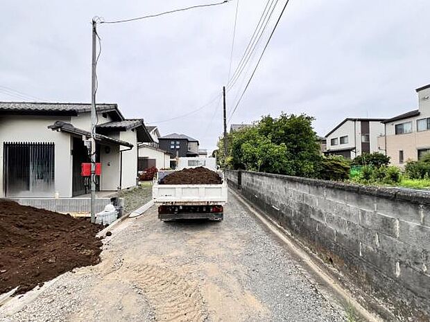 前面道路を含めた現地写真です。