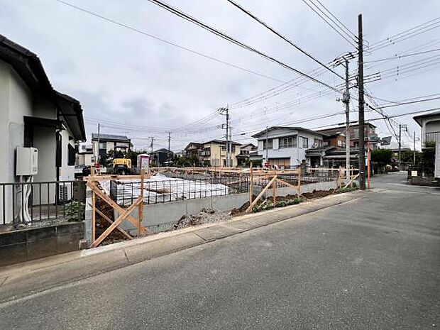 前面道路を含めた現地写真です。