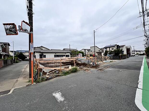 前面道路を含めた現地写真です。