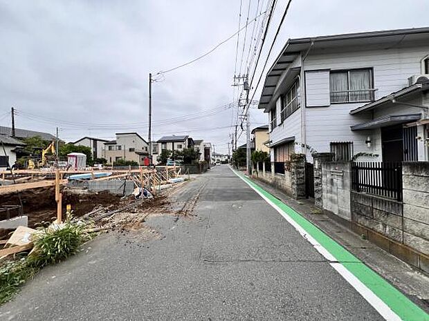 前面道路を含めた現地写真です。