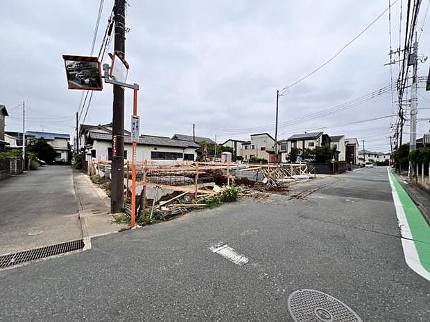 前面道路を含めた現地写真です。