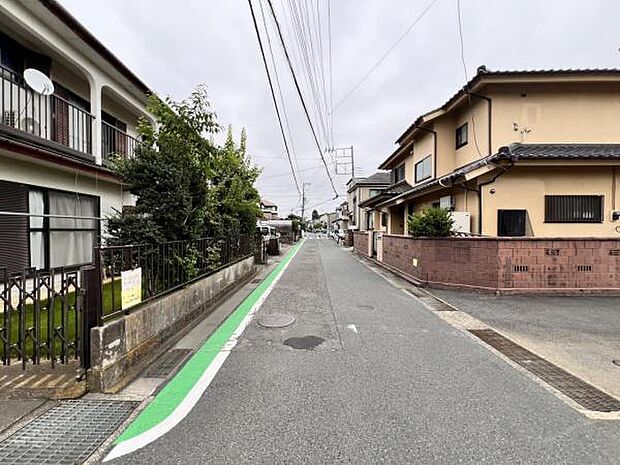 前面道路を含めた現地写真です。