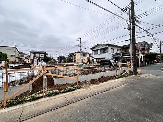 前面道路を含めた現地写真です。