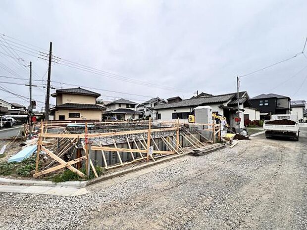 前面道路を含めた現地写真です。