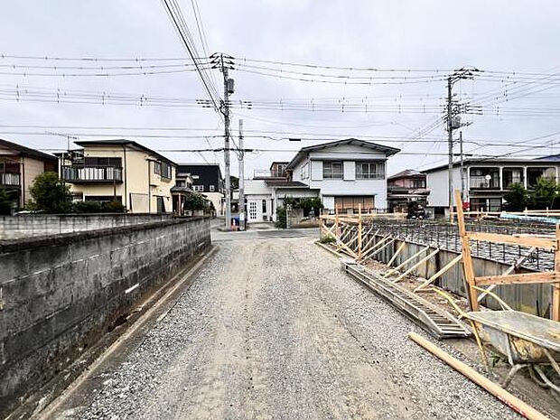 前面道路を含めた現地写真です。