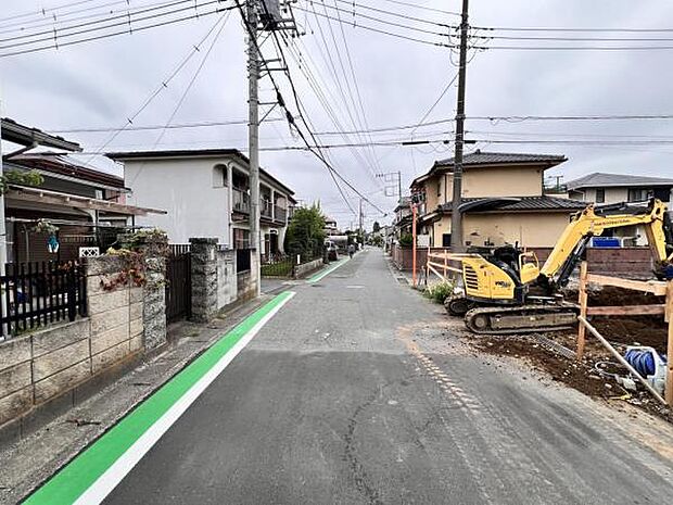 前面道路を含めた現地写真です。