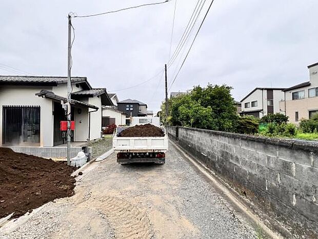 前面道路を含めた現地写真です。
