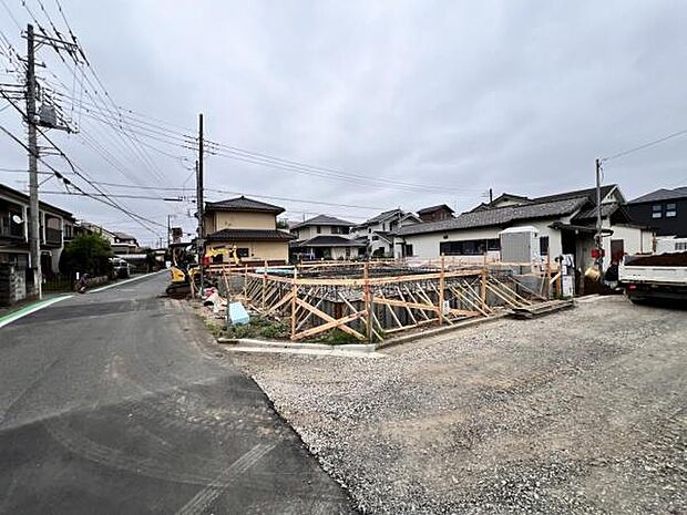 前面道路を含めた現地写真です。
