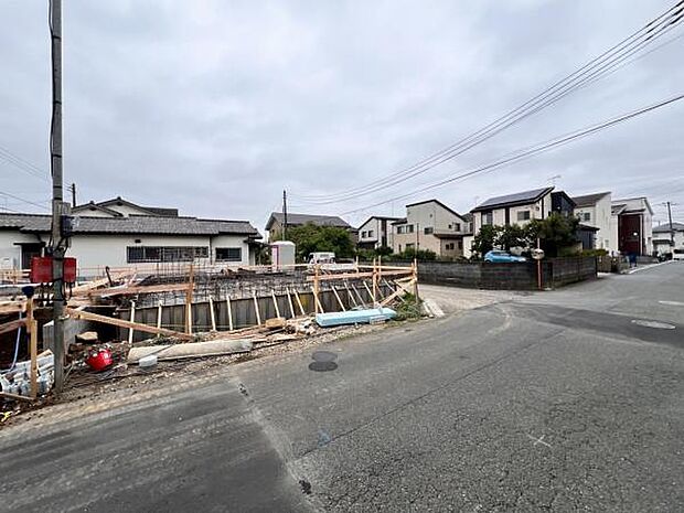 前面道路を含めた現地写真です。