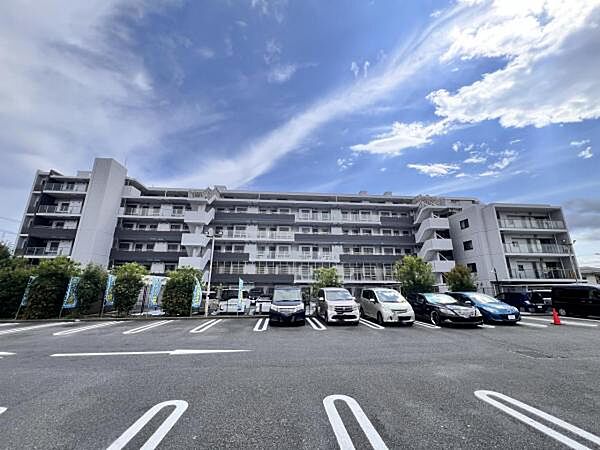 駐車場ももちろん完備しておりますのでお車所有の方にも心強いです。