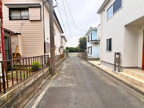 前面道路を含めた現地写真です。