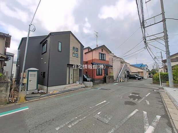 前面道路を含めた現地写真です。
