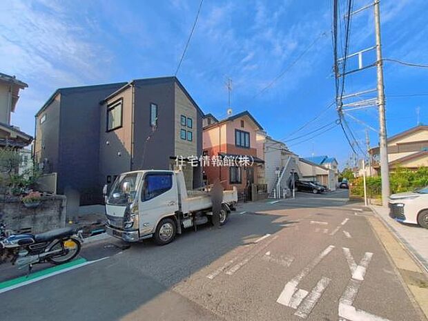 前面道路を含めた現地写真です。