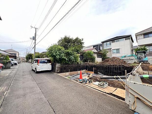 前面道路を含めた現地写真です。