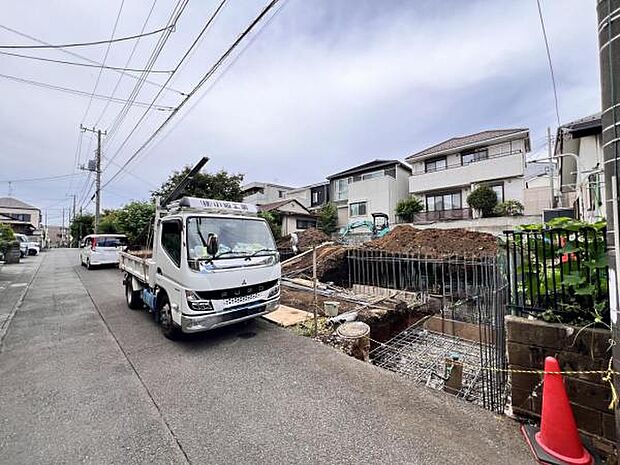 前面道路を含めた現地写真です。