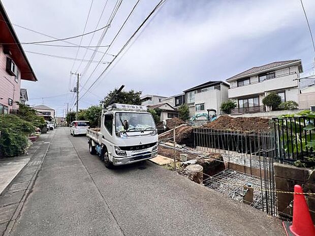 前面道路を含めた現地写真です。