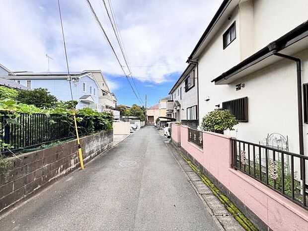 前面道路を含めた現地写真です。