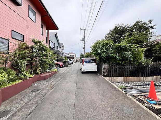 前面道路を含めた現地写真です。
