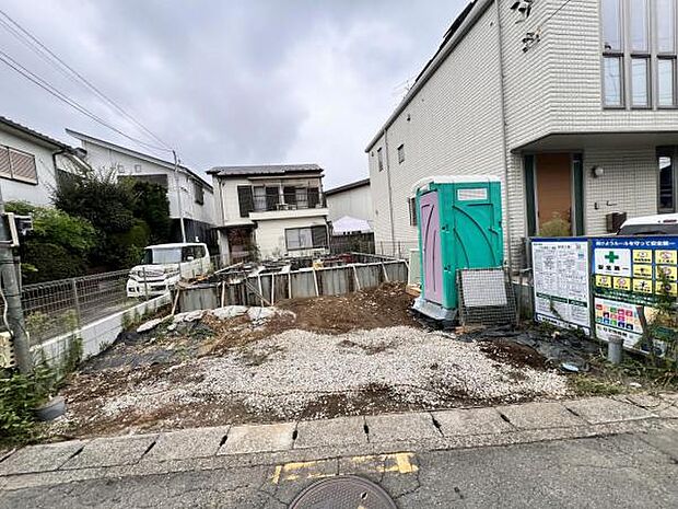 前面道路を含めた現地写真です。