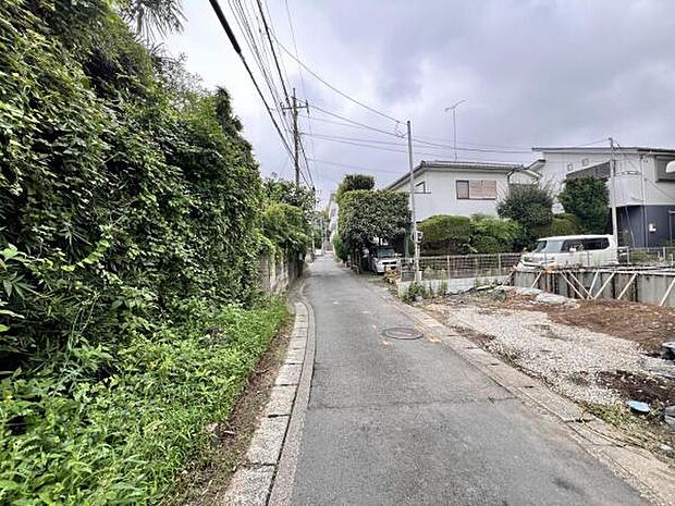 前面道路を含めた現地写真です。