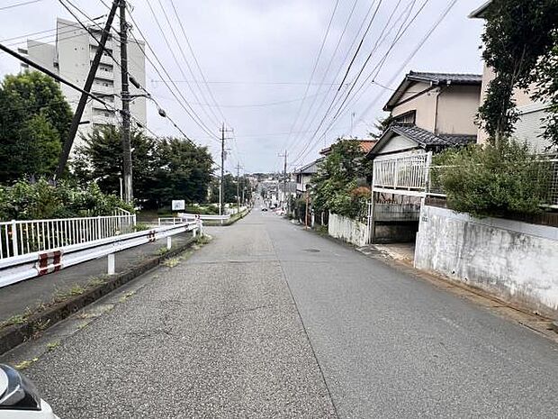 前面道路を含めた現地写真です。