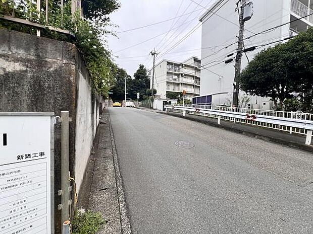 前面道路を含めた現地写真です。