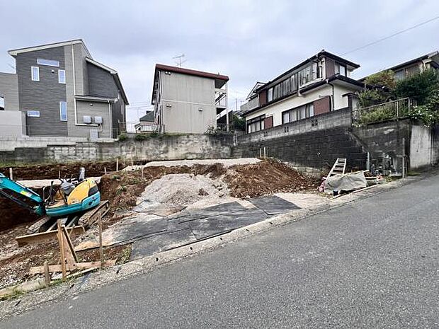 前面道路を含めた現地写真です。