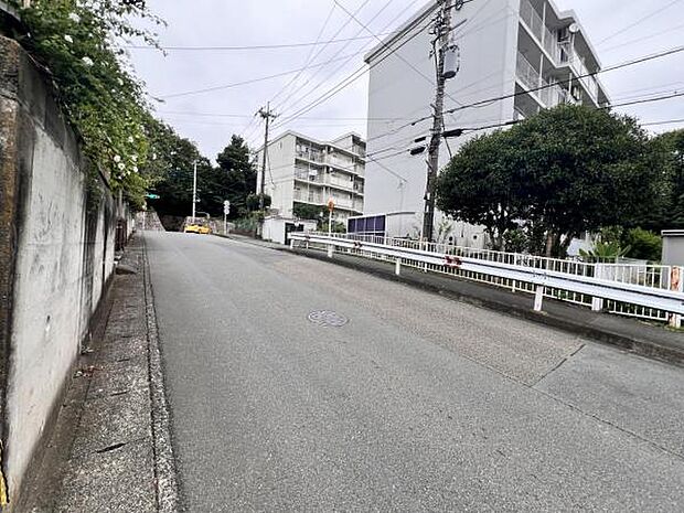 前面道路を含めた現地写真です。