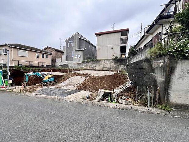 前面道路を含めた現地写真です。