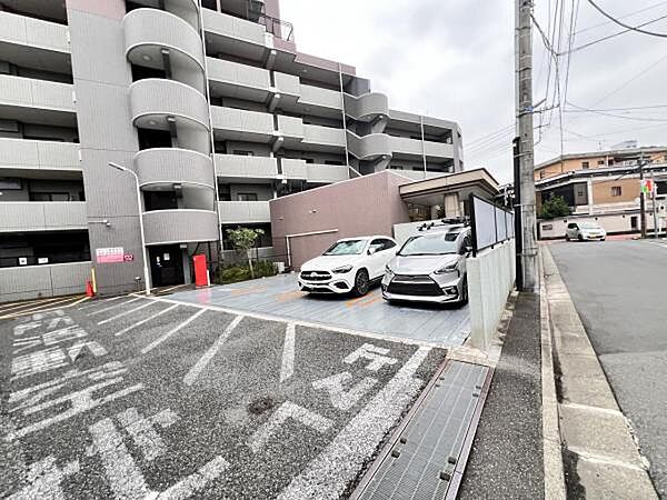 駐車場ももちろん完備しておりますのでお車所有の方にも心強いです。